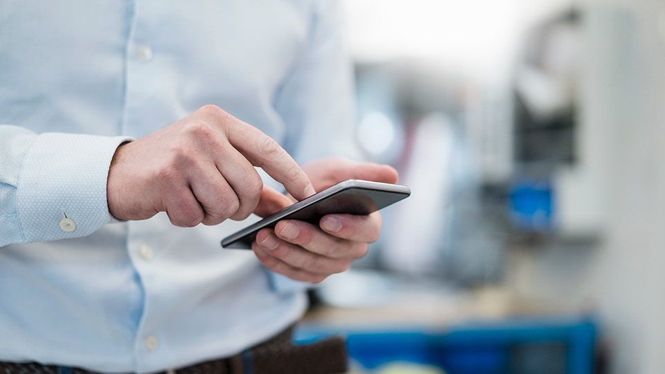 Person works on the smartphone